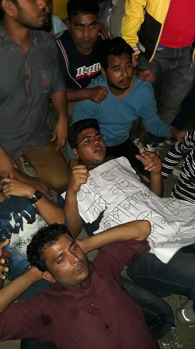 মনোনয়ন না দেওয়ার প্রতিবাদে বিএনপি নেতা সেলিমুজ্জামান সেলিমের অনুসারী কর্মী-সমর্থকেরা গুলশানে দলের চেয়ারপারসনের কার্যালয়ের সামনে বিক্ষোভ করছেন। এ সময় সেলিমুজ্জামান সেলিমের অনুসারী কর্মী-সমর্থকেরা শুয়ে পড়েন। ৮ ডিসেম্বর, গুলশানে দলের চেয়ারপারসনের কার্যালয়, ঢাকা। ছবি: লুৎফরজামান