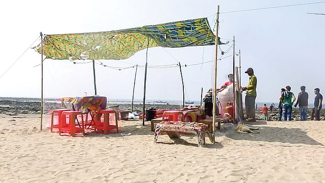 এমন দু–তিনটা অস্থায়ী দোকানের দেখা মিলল দ্বীপে। ছবি: লেখক