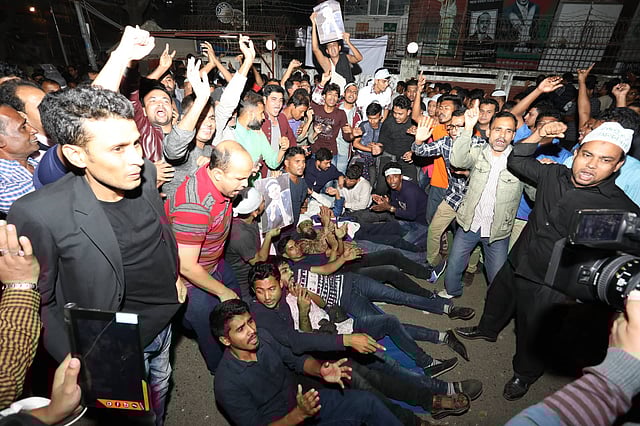 মনোনয়ন না দেওয়ার প্রতিবাদে বিএনপির নেতা সেলিমুজ্জামান সেলিমের কর্মী সমর্থকেরা বিএনপি চেয়ারপারসনের কার্যালয়ের সামনে বিক্ষোভের একপর্যায়ে রাস্তায় শুয়ে পড়েন। ছবি: দীপু মালাকার