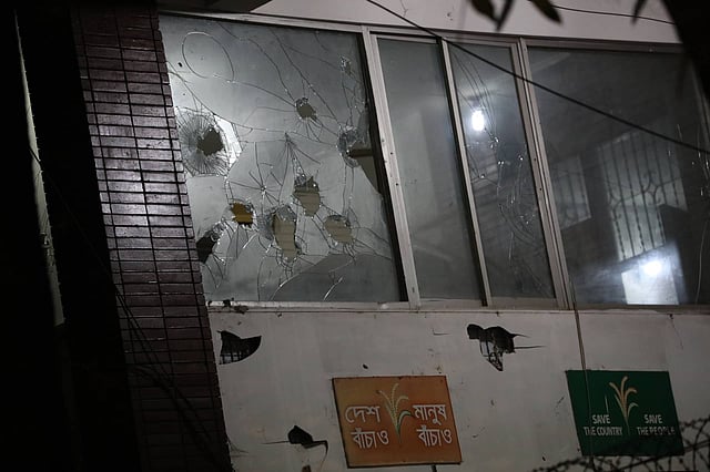 মনোনয়ন না দেওয়ার প্রতিবাদে বিএনপি নেতা এহছানুল হক মিলন, তৈমুর আলম খন্দকার ও সেলিমুজ্জামান সেলিমের অনুসারী কর্মী-সমর্থকেরা গুলশানে দলের চেয়ারপারসনের কার্যালয়ের সামনে বিক্ষোভ করছেন। অনেকেই কার্যালয়ে দ্বিতীয় তলায় ইট পাটকেল ছোড়েন। এতে জানালার কাচ ভেঙে যায়। ছবি: দীপু মালাকার