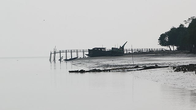 চলতে চলতেই নজরে এল এই আটপৌরে জেটি