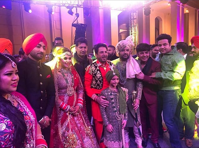 বন্ধু ও অতিথিদের সঙ্গে কপিল শর্মা