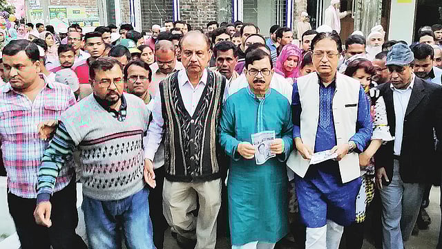 ঢাকা–১৮ আসনের ২০–দলীয় জোটের প্রার্থীকে (ডান থেকে দ্বিতীয়) নিয়ে ঐক্যফ্রন্টের নেতারা শাহ্ কবির মাজার জিয়ারত করতে যান । গতকাল উত্তরখানে। ছবি: প্রথম আলো