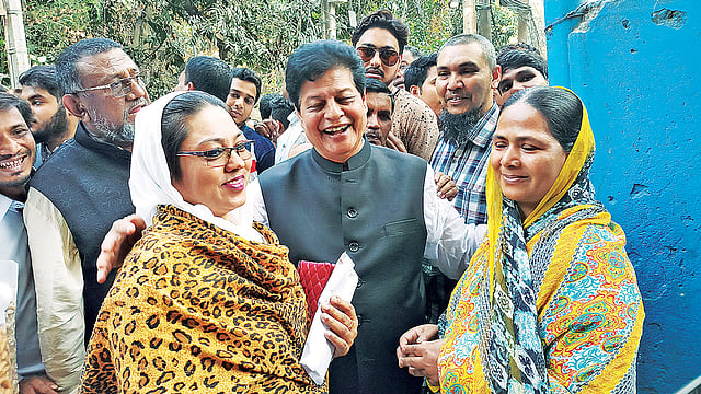 মহাখালীর দক্ষিণপাড়া এলাকায় গতকাল গণসংযোগ করেন ঢাকা–১৭ আসনে আওয়ামী লীগের প্রার্থী আকবর হোসেন পাঠান ফারুক। ছবি: প্রথম আলো