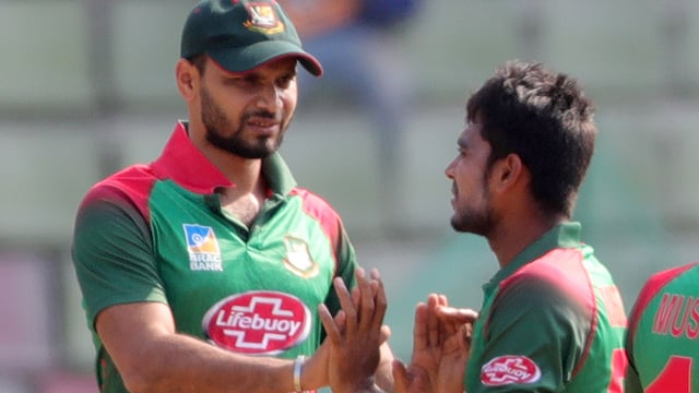 মিরাজকে অধিনায়কের অভিনন্দন। ছবি: শামসুল হক