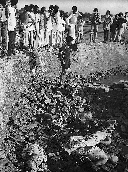 ১৯৭১ সালে পাকিস্তানি শাসক ও তাদের দোসরেরা বুদ্ধিজীবীদের নৃসংশভাবে হত্যার পর তাঁদের লাশ ফেলে রাখে ঢাকার রায়েরবাজার বদ্ধভূমিতে। ছবি: সংগৃহীত