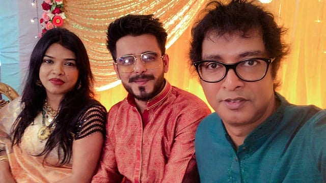 চিত্রনায়ক সিয়ামের দুই ছবির প্রযোজক আবদুল আজিজ ও তাঁর স্ত্রীর সঙ্গে সিয়াম