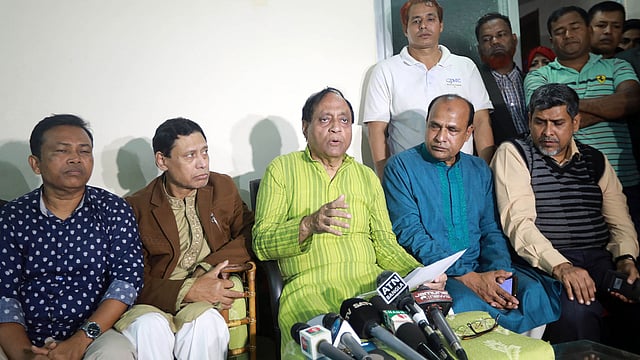 কাজীর দেউরির বাসায় সংবাদ সম্মেলন করে হামলার জন্য আওয়ামী লীগের নেতাকর্মীদের দায়ী করেন আবদুল্লাহ আল নোমান। চট্টগ্রাম, ১৬ ডিসেম্বর। ছবি: জুয়েল শীল