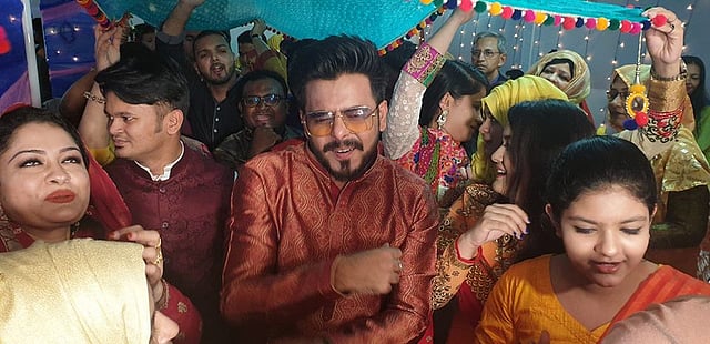 গায়েহলুদ অনুষ্ঠানে বন্ধুদের সঙ্গে নেচেছেন সিয়াম আহমেদ