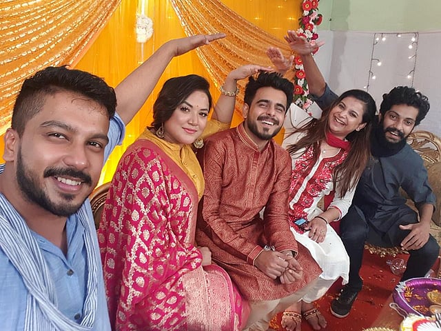 গায়েহলুদ অনুষ্ঠানে পর্দার বন্ধুদের সঙ্গে সিয়াম আহমেদ