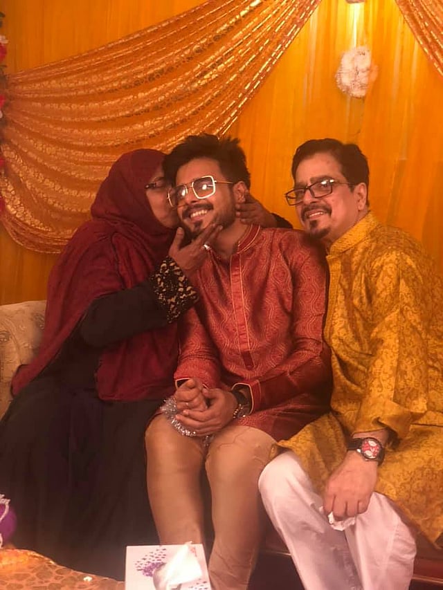 গায়েহলুদ অনুষ্ঠানে বাবা-মায়ের সঙ্গে সিয়াম আহমেদ