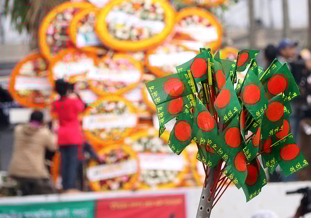 বিজয় দিবসে বাংলাদেশের পতাকা। কেন্দ্রীয় শহীদ মিনার, শহীদ খোকন শিশু উদ্যান, বগুড়া, ১৬ ডিসেম্বর। ছবি: সোয়েল রানা