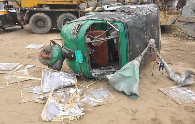 বিএনপির আবদুল্লাহ আল নোমানের প্রচারে ব্যবহার করা অটোরিকশা ও মাইক ভাঙচুর করা হয়েছে। নয়াবাজার মোড়, চট্টগ্রাম, ১৬ ডিসেম্বর। ছবি: জুয়েল শীল