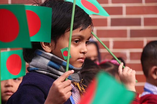 পতাকা হাতে শহীদ মিনারে এসেছে শিশুটি। কেন্দ্রীয় শহীদ মিনার, সিলেট, ১৬ ডিসেম্বর। ছবি: আনিস মাহমুদ