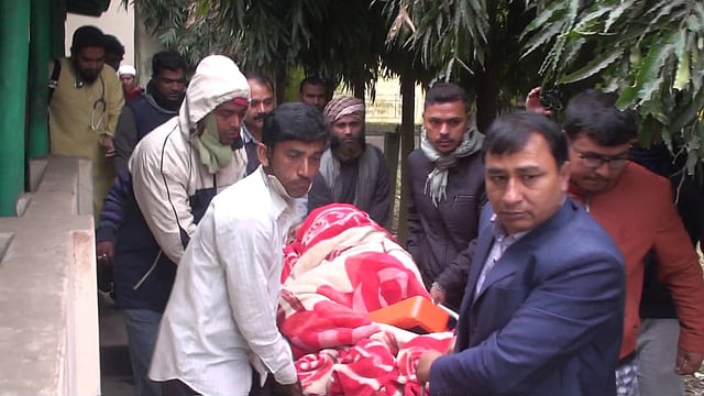 টাঙ্গাইল-৪ (কালিহাতী) আসনের স্বতন্ত্র প্রার্থী আব্দুল লতিফ সিদ্দিকী অসুস্থ হয়ে পড়ায় তাঁকে টাঙ্গাইল জেনারেল হাসপাতালে ভর্তির জন্য নেওয়া হয়। ছবি: প্রথম আলো