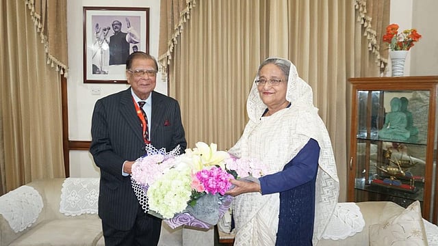 প্রধানমন্ত্রীর শেখ হাসিনার সঙ্গে দেখা করে আওয়ামী লীগে যোগ দিয়েছেন বিএনপির ভাইস চেয়ারম্যান ইনাম আহমদ চৌধুরী। গণভবন, ১৯ ডিসেম্বর। ছবি: প্রধানমন্ত্রীর কার্যালয়