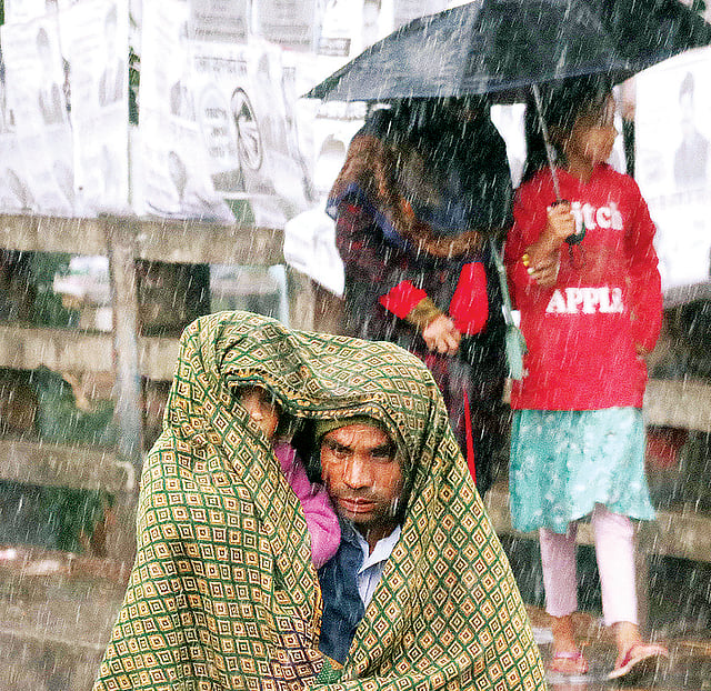 বৃষ্টিতে বেড়েছে শীতের প্রকোপ। সাধারণ মানুষের ভোগান্তি বেড়েছে। গতকাল দুপুরে সিলেটের বিশ্বনাথ বাজারের বাসিয়া ব্রিজে। ছবি: আনিস মাহমুদ