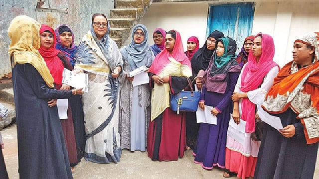 চট্টগ্রাম–৮ (বোয়ালখালী) আসনের প্রার্থী মঈন উদ্দীন খান বাদলের পক্ষে তাঁর স্ত্রী সেলিনা খান গণসংযোগ করেন। গতকাল দুপুরে বোয়ালখালীর সারোয়াতলী গ্রামে। সংগৃহীত