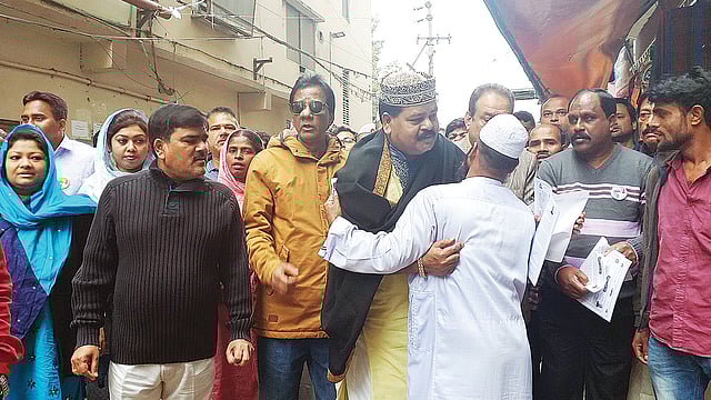 গণসংযোগ করছেন ঢাকা-১৬ আসনে আওয়ামী লীগের প্রার্থী ইলিয়াস উদ্দিন মোল্লাহ্। গতকাল মিরপুর–১২ নম্বর সেকশনে। ছবি: প্রথম আলো