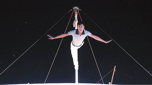 শূন্যে উঠে নিজের ভারসাম্য রাখা চাট্টিখানি কথা নয়। ছবি: শহীদুল ইসলাম