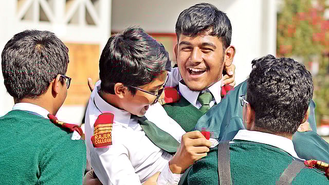 জেএসসি পরীক্ষার ফল প্রকাশের পর আনন্দে মেতেছে শিক্ষার্থীরা। গতকাল রাজধানীর রাজউক উত্তরা মডেল স্কুল অ্যান্ড কলেজে। ছবি: আশরাফুল আলম