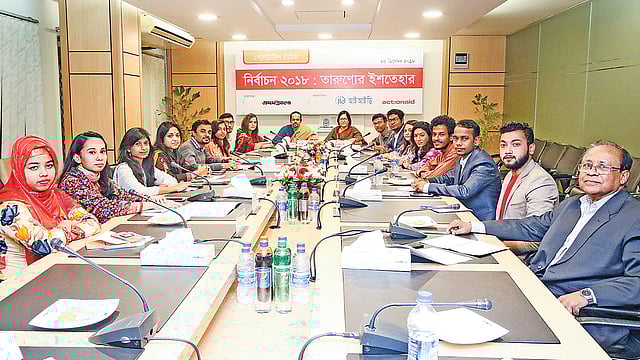 গোলটেবিল বৈঠকে বক্তারা। গতকাল রাজধানীর কারওয়ান বাজারে প্রথম আলো কার্যালয়ে। ছবি: প্রথম আলো