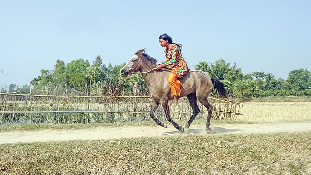 নতুন ঘোড়ায় ছুটছে তাসমিনা। ছবি: ছুটির দিনে