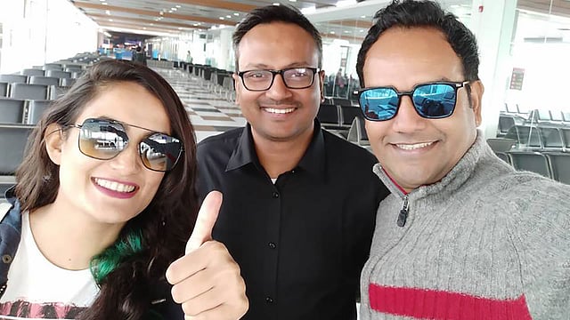 শুটিংয়ের ফাঁকে অভিনেত্রী অপর্ণা ঘোষ, পরিচালক ফাখরুল আরেফিন খান ও অভিনেতা মাজনুন মিজান