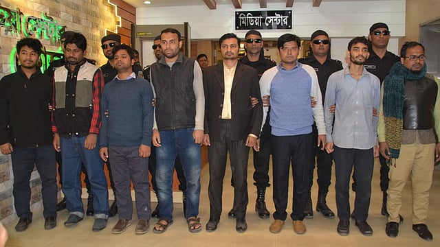 নির্বাচন কমিশন, রাষ্ট্রীয় বিষয় নিয়ে স্পর্শকাতর নেতিবাচক প্রতিবেদন তৈরি, অ্যানিমেশনের মাধ্যমে ছবি সংযোজন করে বিদ্রূপ ভিডিও, প্যারোডি গান, নাটক-নাটিকা তৈরির সরঞ্জামসহ আটজনকে আটক করেছে র্যাব। ছবি: র্যাবের সৌজন্যে