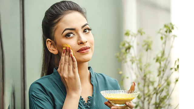 রূপচর্চা করতে হবে সঠিক নিয়মে। মডেল: মোহিনী, ছবি: নকশা