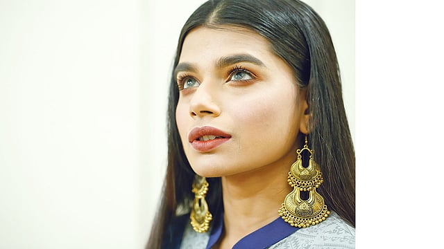 তেল বা জেল দিয়ে চুল এভাবে সিঁথি করার প্রভাব দেখা যাবে। মডেল: মানসি, পোশাক: লা রিভ