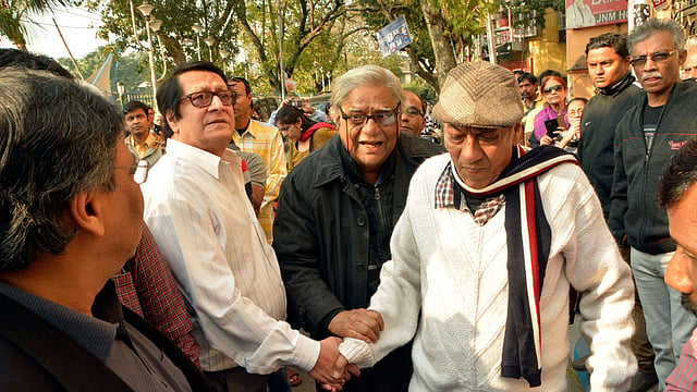 মৃণাল সেনকে শেষ শ্রদ্ধা জানাতে আসেন বিভিন্ন অঙ্গনের মানুষ। ছবি: ভাস্কর মুখার্জি