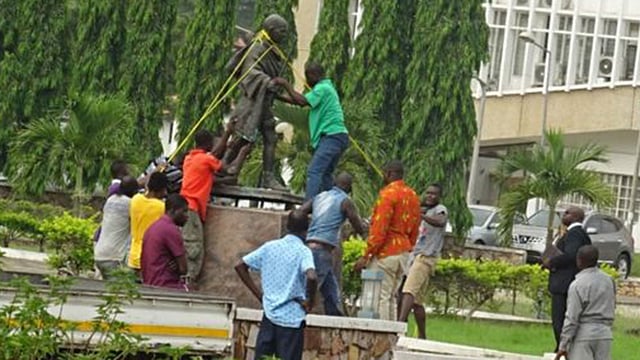 গত ডিসেম্বরে আফ্রিকার দেশ ঘানার রাজধানীর ঘানা বিশ্ববিদ্যালয়ের শিক্ষকেরা বর্ণবাদী অভিযোগে গান্ধির একটি ভাস্কর্য অপসারণ করে। মূর্তিটি ২০১৬ সালে ভারতের প্রেসিডেন্ট প্রণব মুখার্জি উন্মোচন করেছিলেন।
