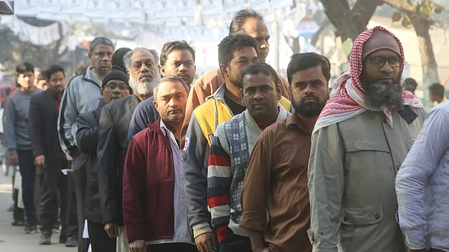 একাদশ জাতীয় সংসদ নির্বাচনে ভোট দিতে সকালে সাধারণ মানুষ