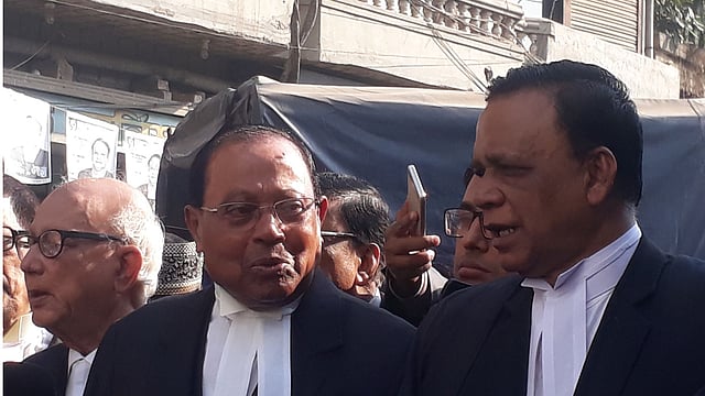 খালেদা জিয়ার সঙ্গে আদালত কক্ষে একান্তে কথা বলেন মওদুদ আহমেদ ও মাহবুব উদ্দিন খোকন। আজ আদালত থেকে বের হওয়ার পর ছবিটি তোলা হয়। ছবি: আসাদুজ্জামান