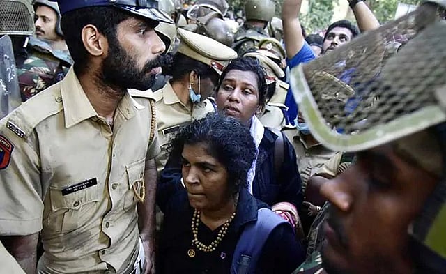 শবরীমালা মন্দিরে বুধবার ভোরে কালো পোশাকে ঋতুমতী দুই নারী প্রবেশ করে প্রার্থনা শেষে চলে যান। ছবি: এএফপি