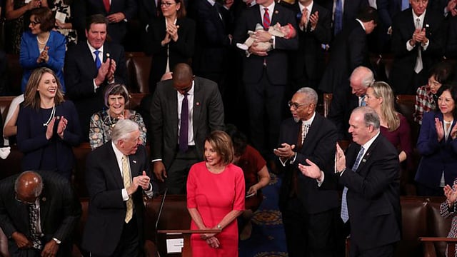 স্পিকার নির্বাচিত হওয়ার পর ন্যান্সি পেলোসিকে করতালি দিয়ে অভিনন্দন জানান উপস্থিত জনপ্রতিনিধিরা। ছবি: রয়টার্স