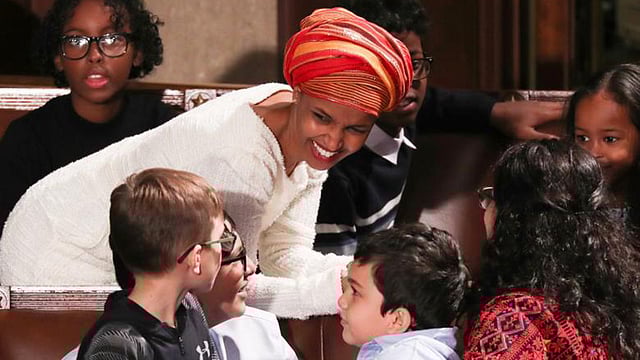 প্রতিনিধি পরিষদ কক্ষে শপথ অনুষ্ঠানের একপর্যায়ে সোমালি মুসলিম ইলহান ওমর। ছবি: রয়টার্স