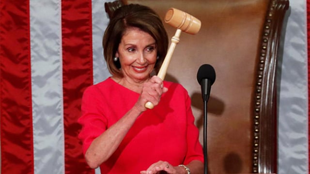 স্পিকারের হাতুড়ি হাতে নবনির্বাচিত স্পিকার ন্যান্সি পেলোসি। ছবি: রয়টার্স