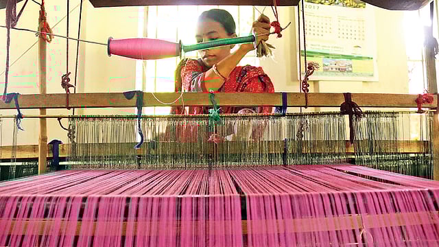 তাঁতের কাপড় বুনন করছেন মণিপুরি নারীরা। সম্প্রতি সিলেট নগরের মণিপুরি তাঁত শিল্প প্রশিক্ষণ ও উন্নয়ন কেন্দ্রে। প্রথম আলো