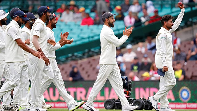 ৫ উইকেট নেওয়া কুলদ্বীপ যাদবের নেতৃত্বে ইনিংস বিরতিতে মাঠ ছেড়েছে ভারতীয় দল। ছবি: এএফপি