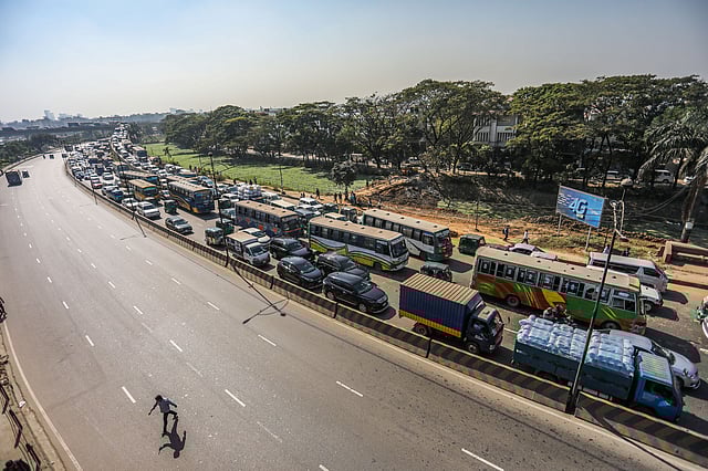 এর ফলে ঢাকা-ময়মনসিংহ সড়কের এক পাশে সৃষ্টি হয় দীর্ঘ যানজট।