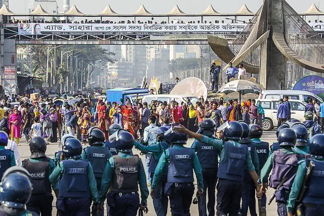 পুলিশ বেলা আড়াইটার দিকে শ্রমিকদের রাস্তা থেকে সরিয়ে দেয়।