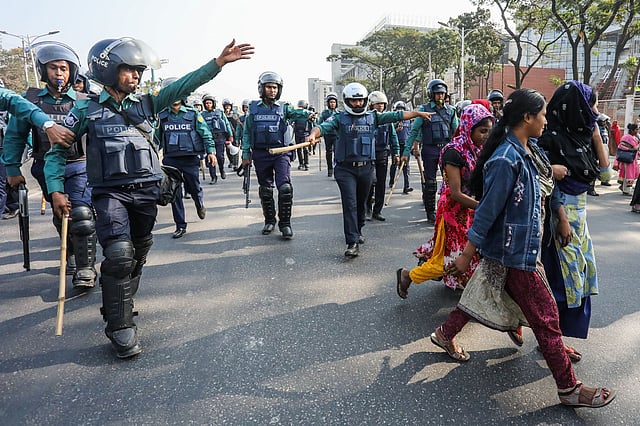 বেলা তিনটার দিকে কোনো ধরনের বাধা-বিপত্তি ছাড়াই সড়ক থেকে শ্রমিকদের সরিয়ে দিতে সক্ষম হয় পুলিশ।