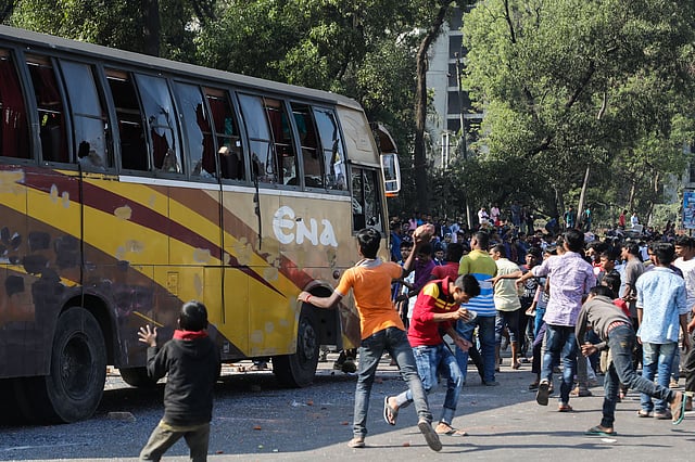 বেলা ১টা ১০ মিনিটের দিকে বিমানবন্দরের সামনের চত্বরসংলগ্ন রাস্তায় এনা পরিবহনের বাসটি ভাঙচুর করা হয়।