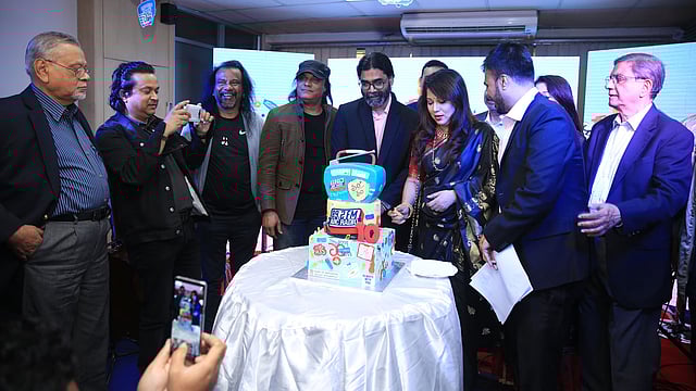 জন্মদিনে এবিসি রেডিও কার্যালয়ে কেক কেটে প্রতিষ্ঠাবার্ষিকী উদ্যাপন করেন অতিথিরা। ছবি: এবিসি রেডিও সৌজন্যে