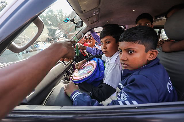 এ সময় বিমানবন্দর গোলচত্বরে স্কুলফেরত একটি বাস আটকে চালককে শাসান কয়েকজন পোশাকশ্রমিক। এতে গাড়িতে থাকা শিশুরা আতঙ্কিত হয়ে পড়ে।