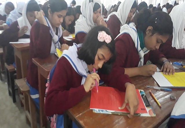 গণিতের সমস্যা সমাধানে মগ্ন শিক্ষার্থীরা। গণিত অলিম্পিয়াড উৎসব, ঠাকুরগাঁও, ৭ জানুয়ারি। ছবি: প্রথম আলো