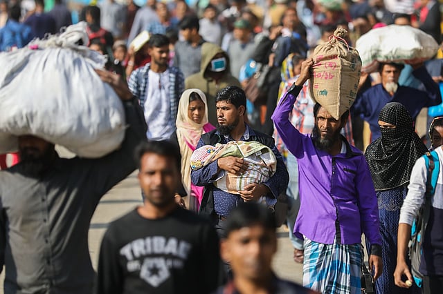 যানবাহন না পেয়ে দীর্ঘ পথ হেঁটে যেতে হয় সাধারণ মানুষের।