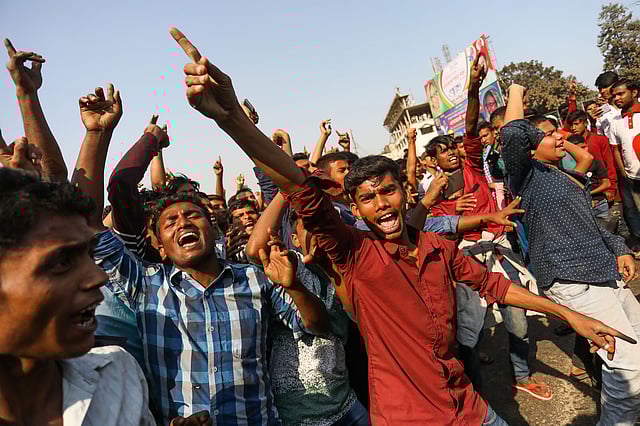 ন্যূনতম মজুরি বাস্তবায়নসহ বিভিন্ন দাবিতে বিমানবন্দর সড়কে তৃতীয় দিনের মতো বিক্ষোভে নামেন বিভিন্ন পোশাক কারখানার শ্রমিকেরা।